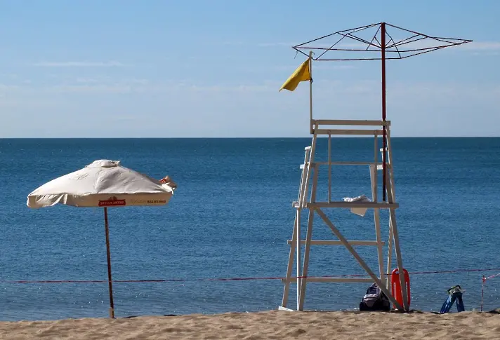 Платените чадъри остават само на половината плаж