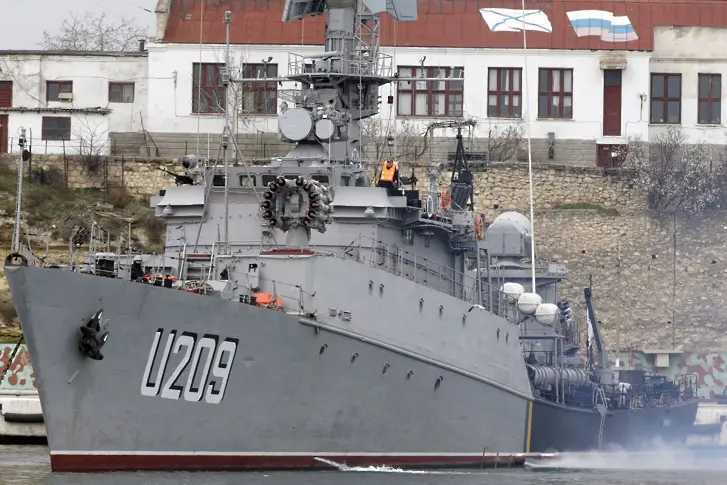 Руски кораби блокират украински край Севастопол