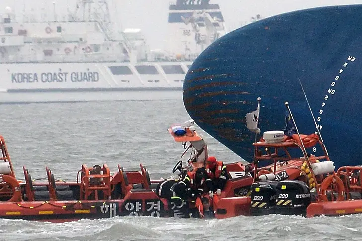 Девет жертви и 287 изчезнали след потъването на ферибота край Южна Корея