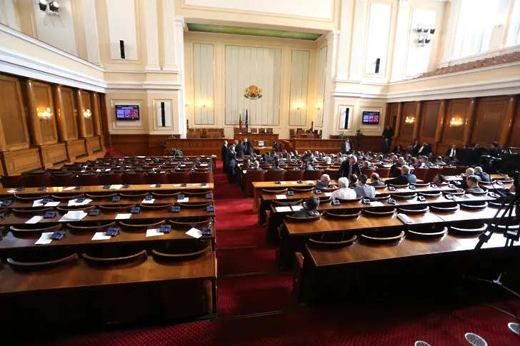 Парламентът ще гласува за бюджета на извънредно заседание