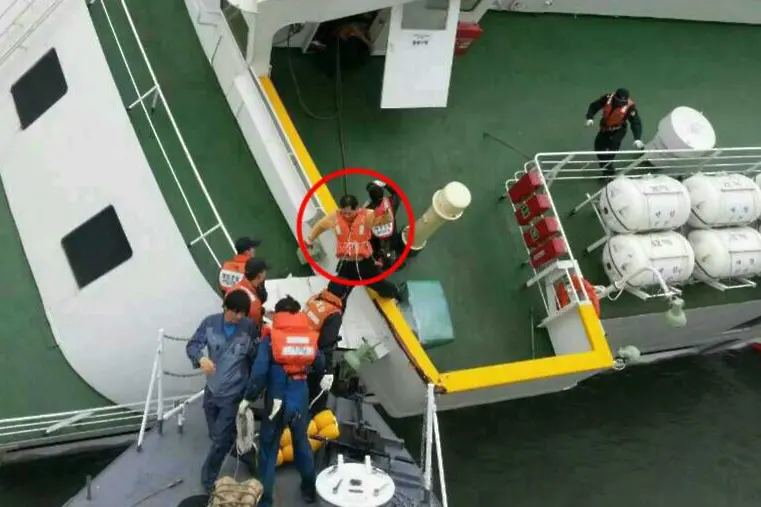 Капитанът на потъналия ферибот сниман как пръв бяга (обновена)