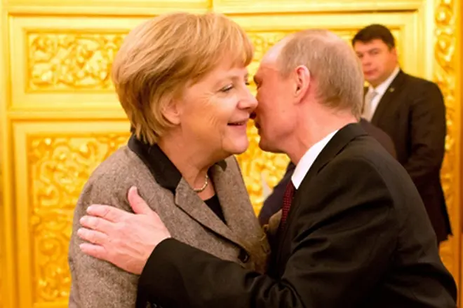 Меркел иска Путин да помогне за освобождаването на еврозаложниците