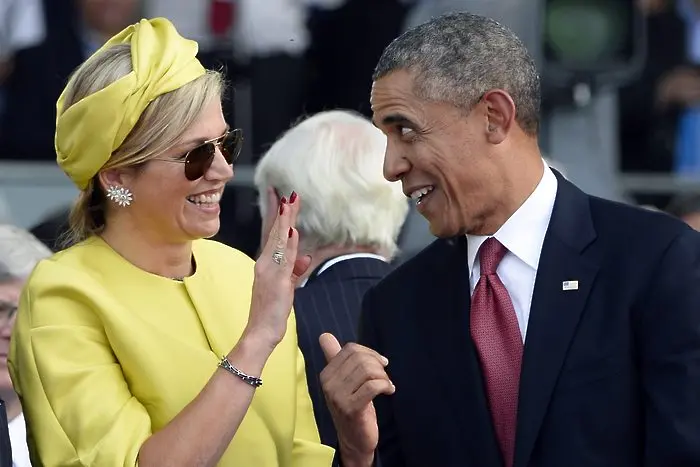 Обама дъвче дъвка на церемонията в Нормандия (видео)