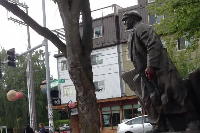 Ленин осъмна боядисан. А защо, по дяволите, е в Сиатъл?