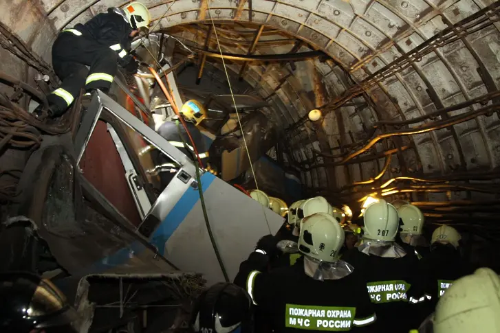 Арестуваха двама железничари за трагедията в московското метро