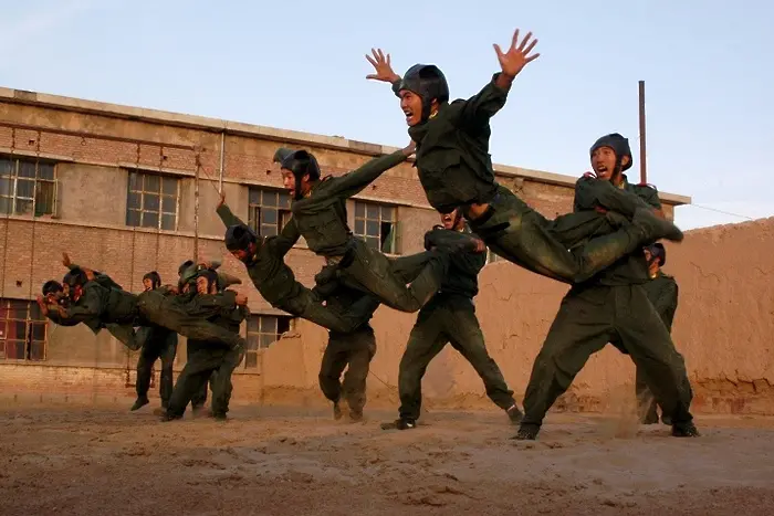 Шизофреници и татуирани вече влизат в китайската армия