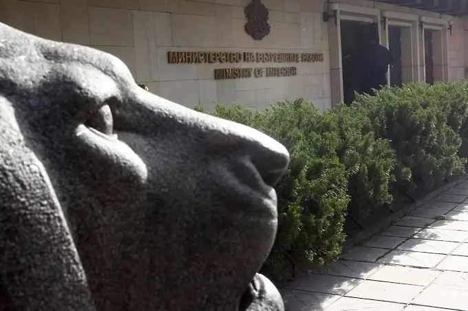 Лъвовете пред Съдебната палата и МВР - просто пинчери