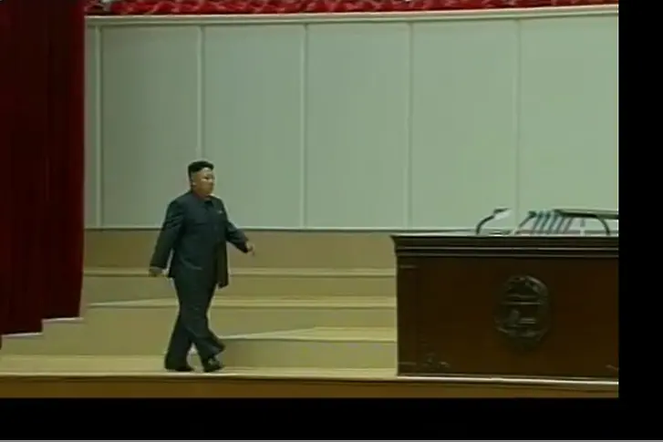 Може би непростимо: Ким Чен Ун заснет да накуцва (видео)