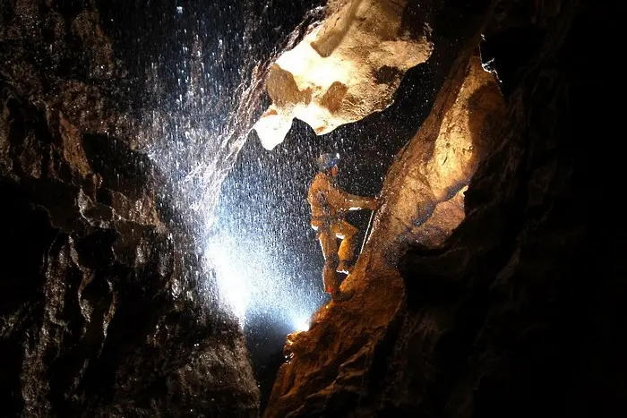 Пещера пусна от коварна прегръдка изследователя си (обновена)