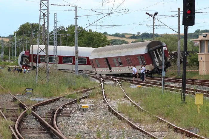 Един загинал и 15 ранени след катастрофа с влака София-Варна