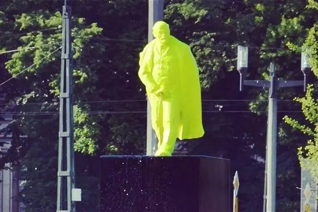 Поляци издигнаха статуя на пикаещ Ленин