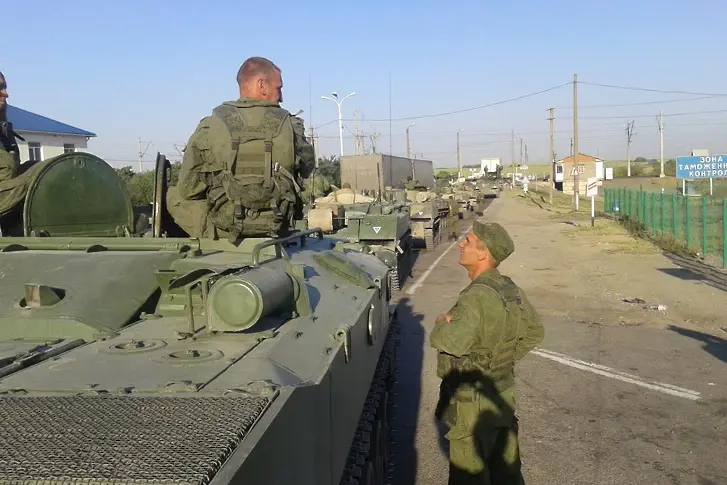 Порошенко: Артилерията ликвидира част от руските БТР-и, нахлули на територията на Украйна (обновена)
