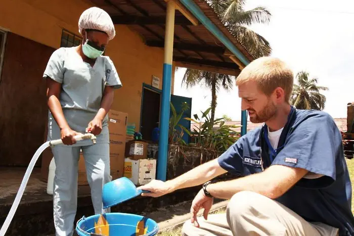 Спасяват в САЩ заразения с ебола доктор