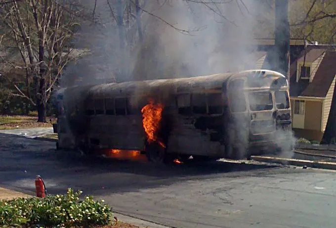 Автобус подпали дом за деца