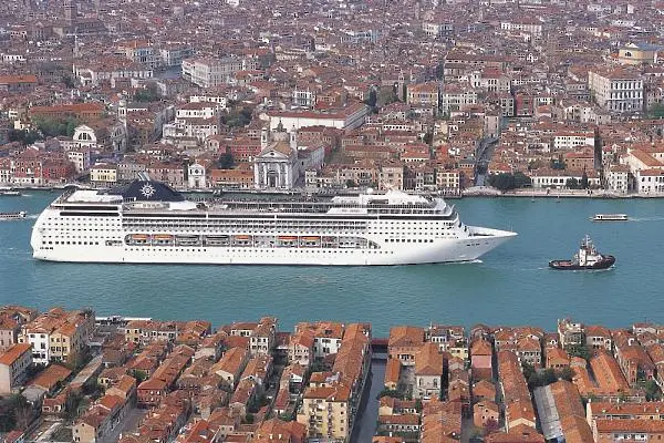 Знаменитости погнаха круизните кораби край Венеция