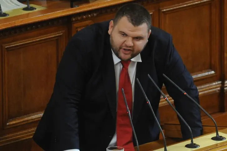 Задават ли се нови стъпки в кадрила Пеевски-депутат – Пеевски-следовател?