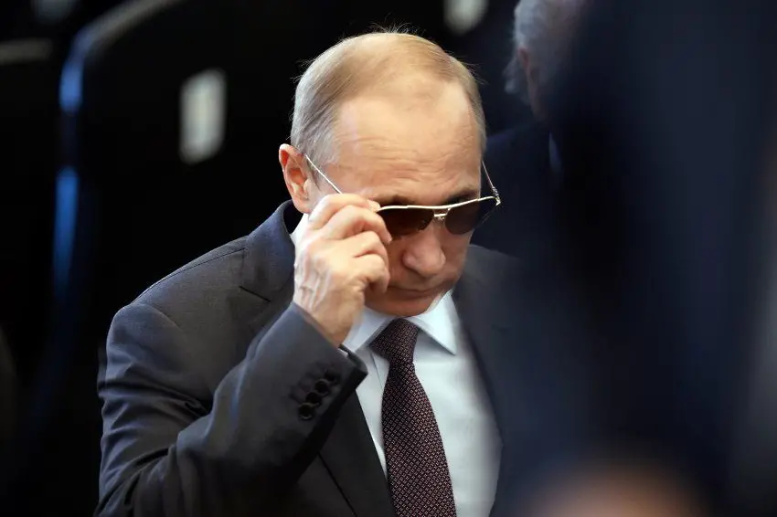 Превземат “крепостта Путин” отвътре?