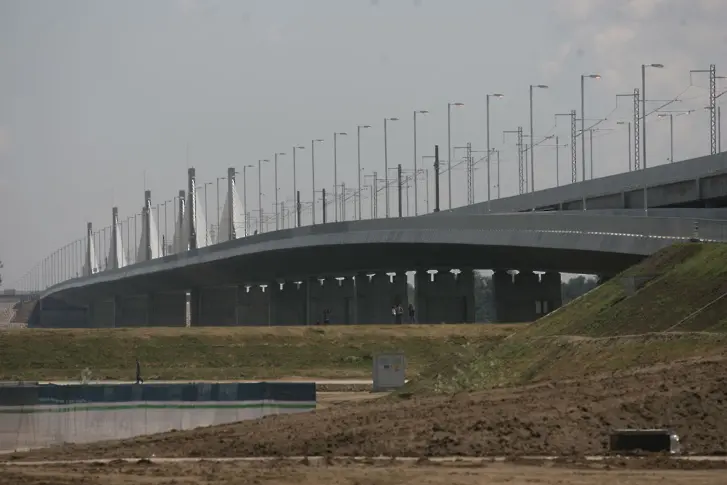 Сменят асфалта на Дунав мост 2