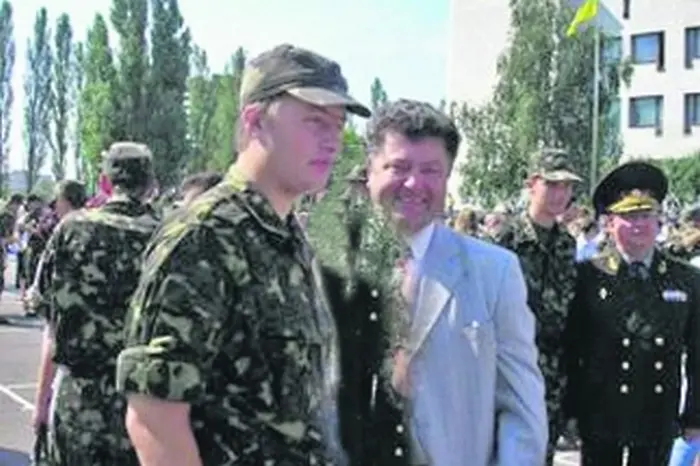 Синът на Порошенко е доброволец на фронта
