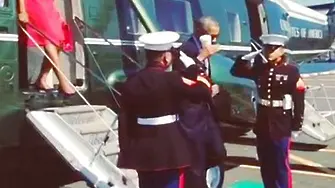 Обама козирува на пехотинци с чаша кафе в ръка