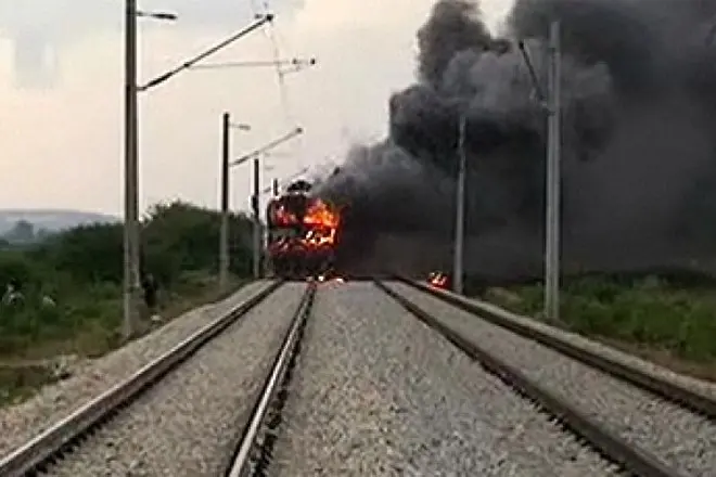 Машинисти спасяват от пожар бързия влак Бургас-София