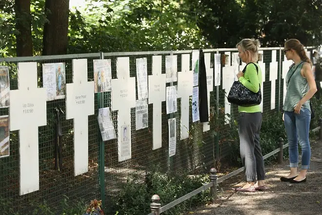 Правозащитници сложиха на българската граница кръстове от Берлинската стена
