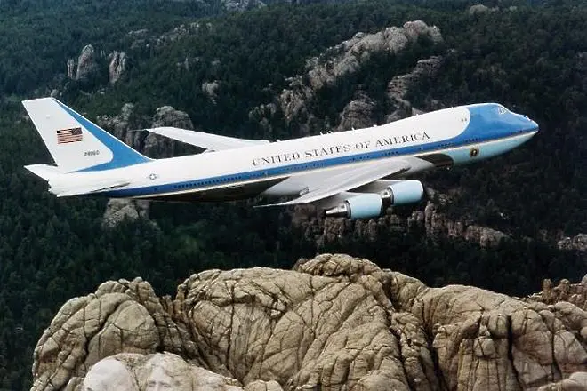 Обама сменя самолет заради заяла врата на 