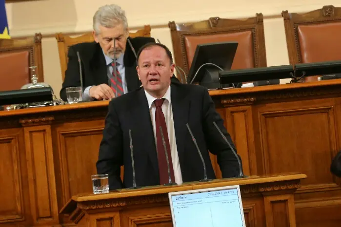 Михаил Миков: Цачева започна чистка в парламента