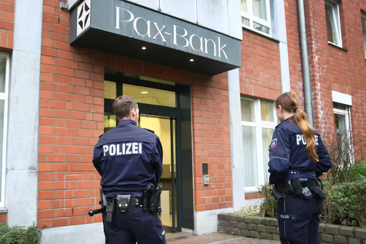 Банда с тартор жена обра банка в Германия