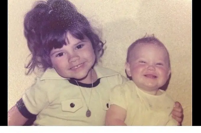 Виктория Бекъм показа своя детска снимка със сестра си