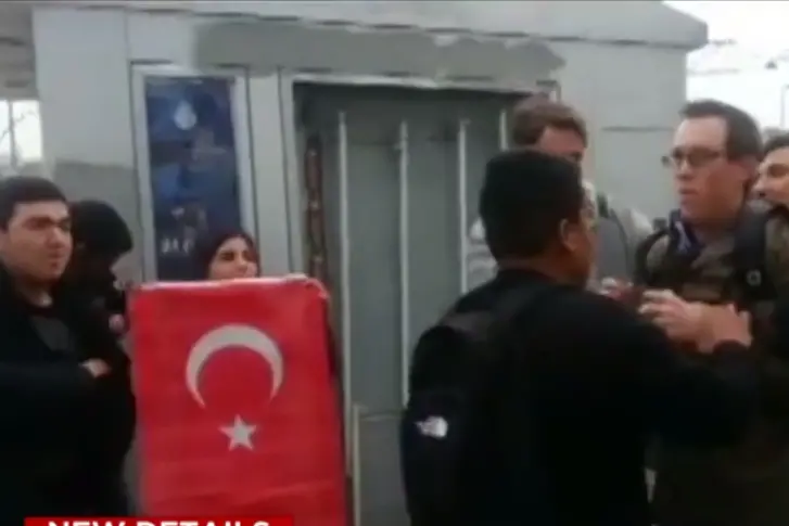 Турци бият американски моряци в Истанбул (видео)