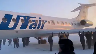 Руснаци бутат самолет на -52 градуса (видео)