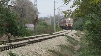 Спират влака в част от Подбалканската линия