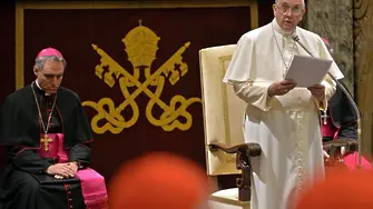 Папата накастри висшия клир във Ватикана предколедно