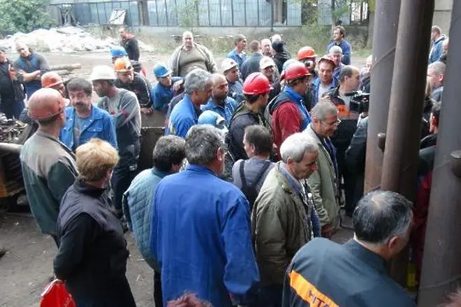 45 миньори обявиха стачка под земята, прекратиха след 13 часа (обновена)