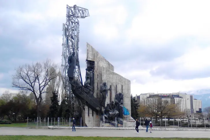 Паметникът почти разглобен, Старчев още иска реставрацията му
