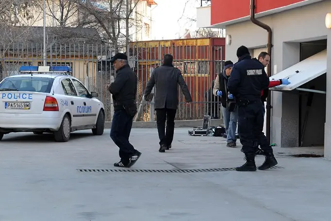 6 куршума покосили шефката на кабинета на пазарджишкия кмет (обновена)