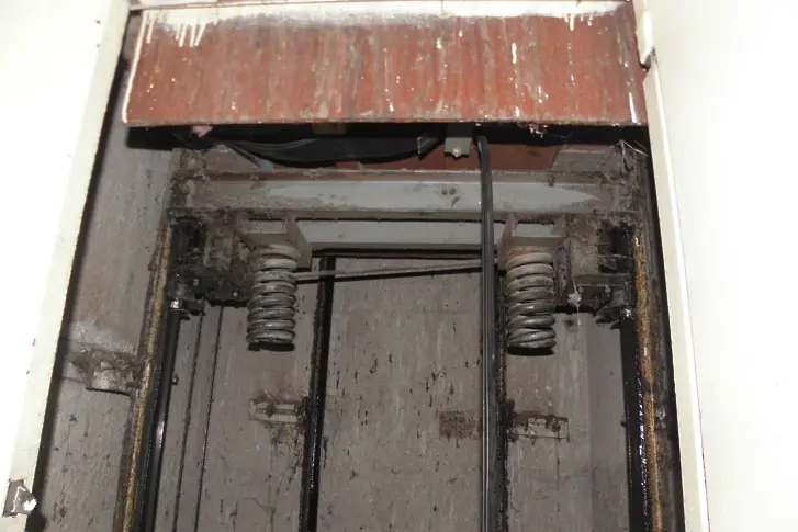 Защо падат асансьорите: двама инспектори проверяват 30 000 уреда в София