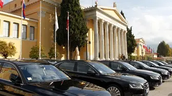 Икономии: Ципрас забранява правителствените лимузини