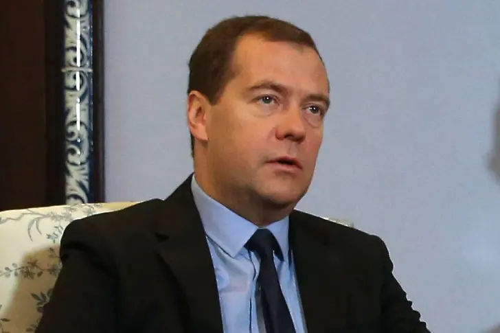 Медведев забрани продажбата на битови продукти с алкохол над 25%