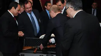 Путин подари калашник на египетския президент