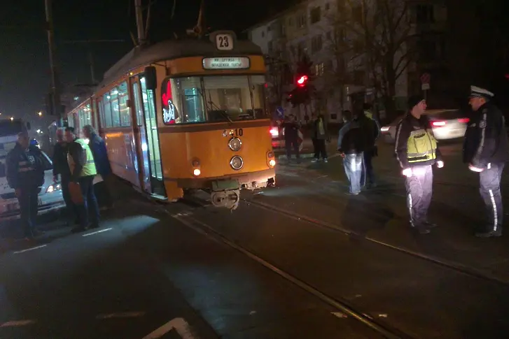 Трамвай блъсна двама пешеходци