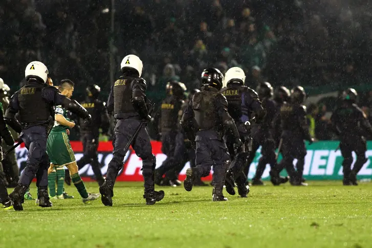 Гърция прекрати футболното първенство заради насилието