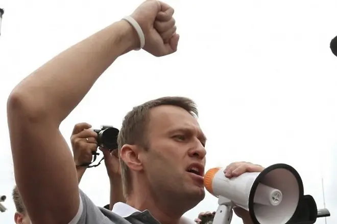 Навални: Вкарайте и Абрамович в черния списък