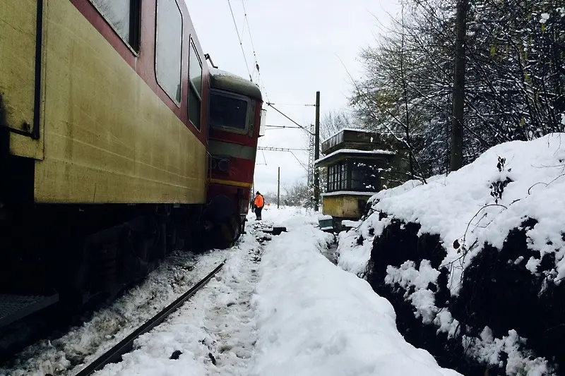 За трети път за 5 дни: влак се удари в паднали скали
