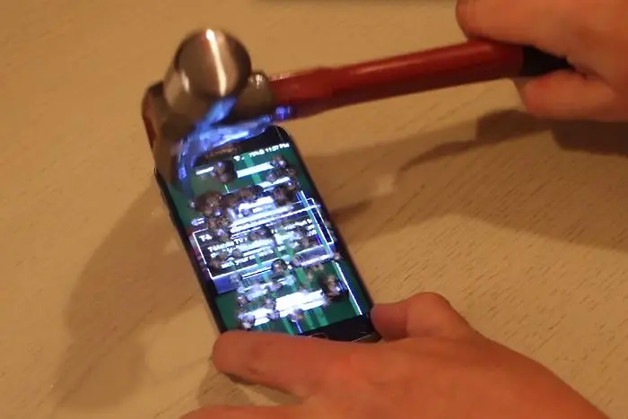 Чупи ли се Galaxy S6? Чупи се. Но защо? (видео)