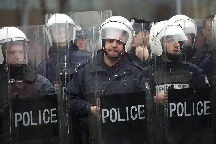 Косовари превзеха полицейски участък в Македония
