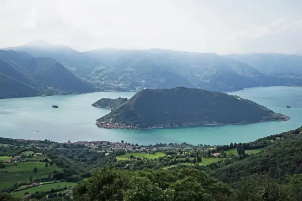 Кристо с нов проект, гради златни кейове в италианско езеро (снимки)