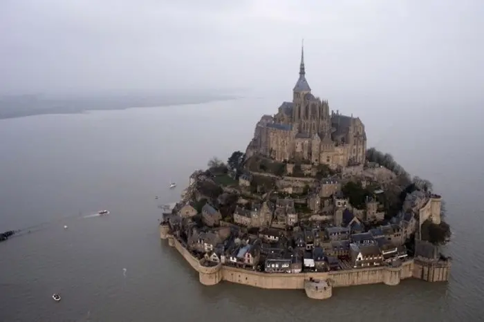 Прилив на века откъсна френски манастир от сушата след затъмнението