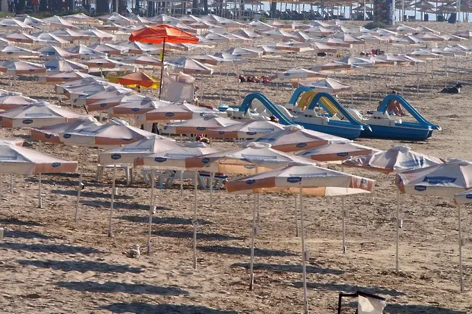 Който не взима, бият: отдават плажове под наем с 30 % по-евтино